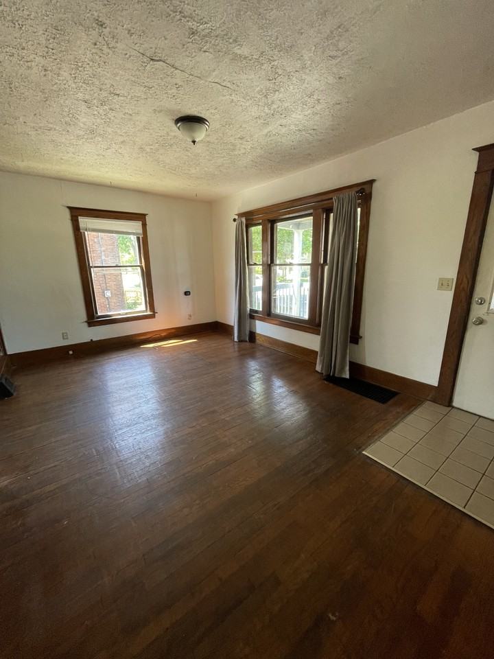 832 N Larch St #3 - Photo 2 of 13