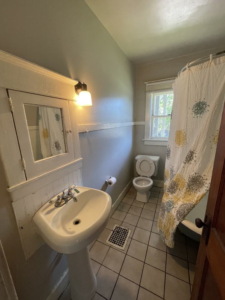 832 N Larch St #3 - Photo 7 of 13