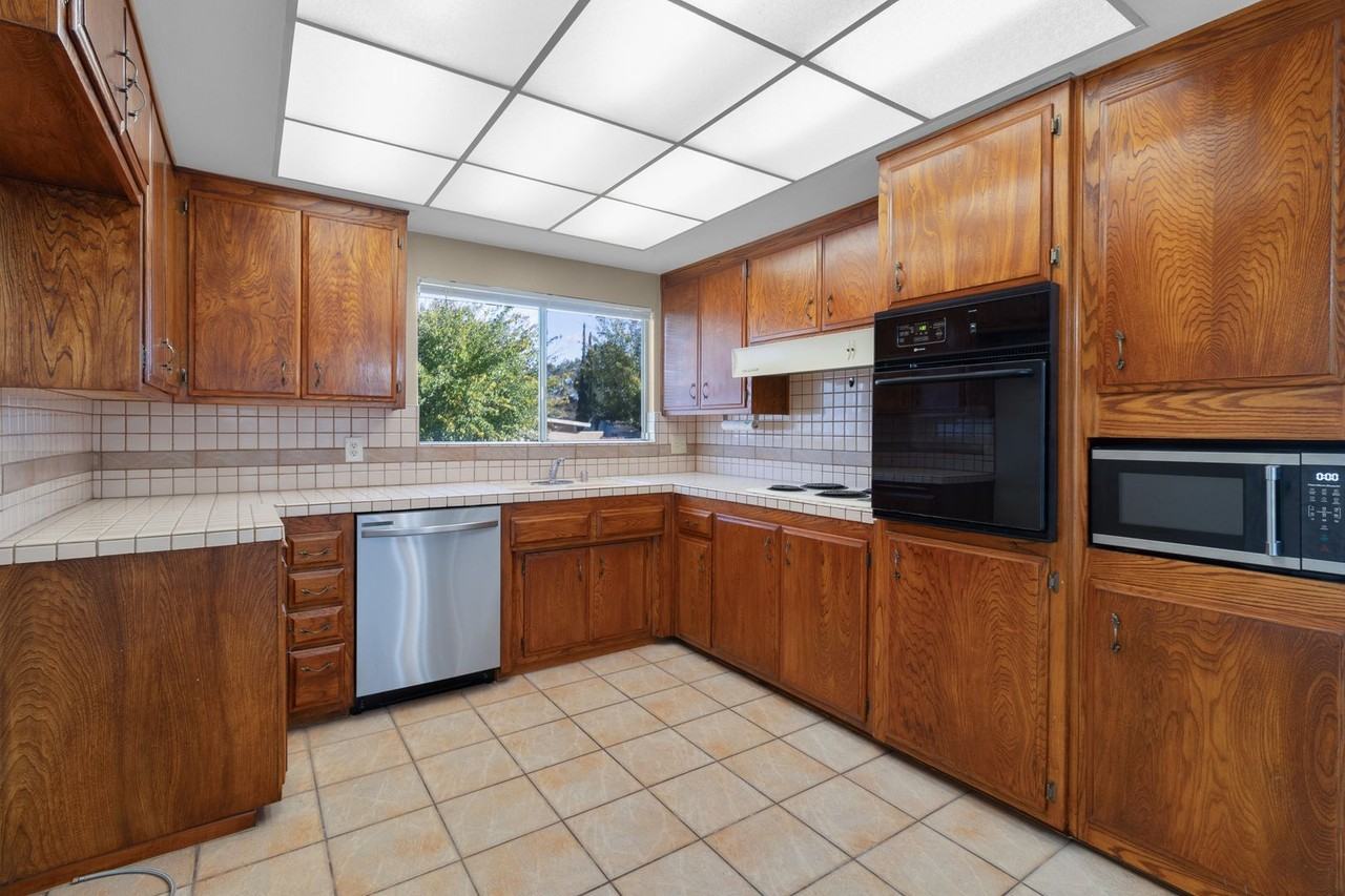 14236 Oxford Pl - Photo 2 of 15
