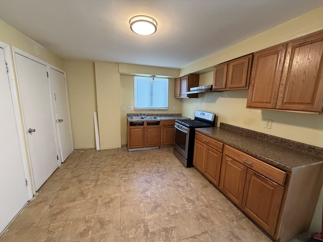 658 Smith St #1 - Photo 6 of 8