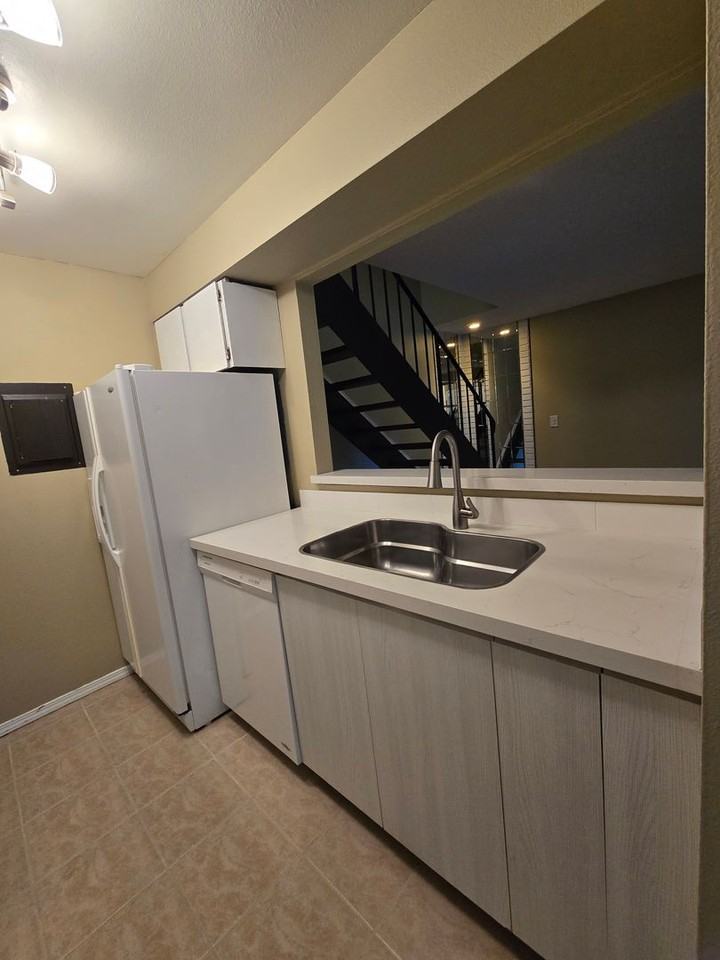 2820 Garden Ct #B - Photo 6 of 26