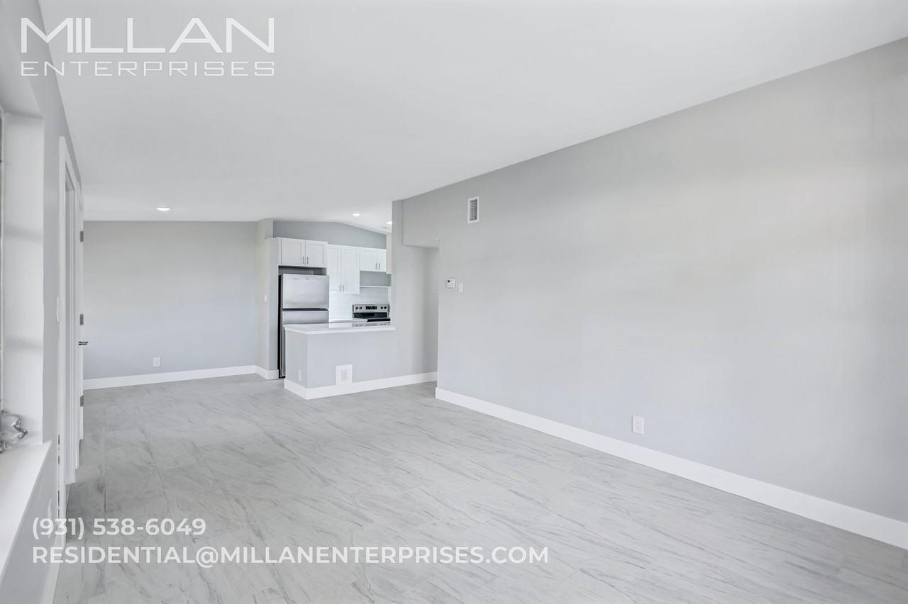 325 Capri Boulevard - Photo 6 of 46