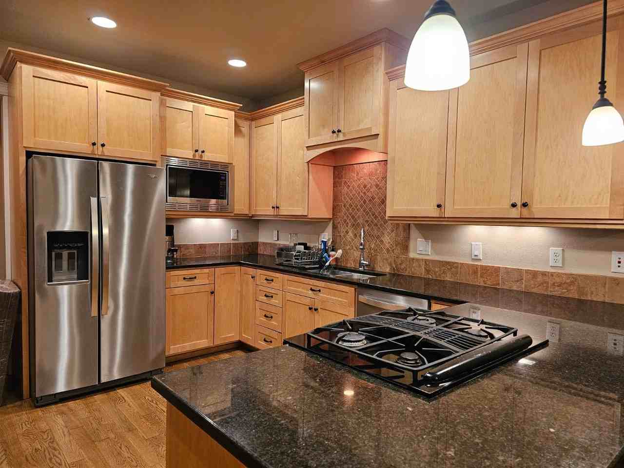 715 Ne Oak St #B - Photo 4 of 28