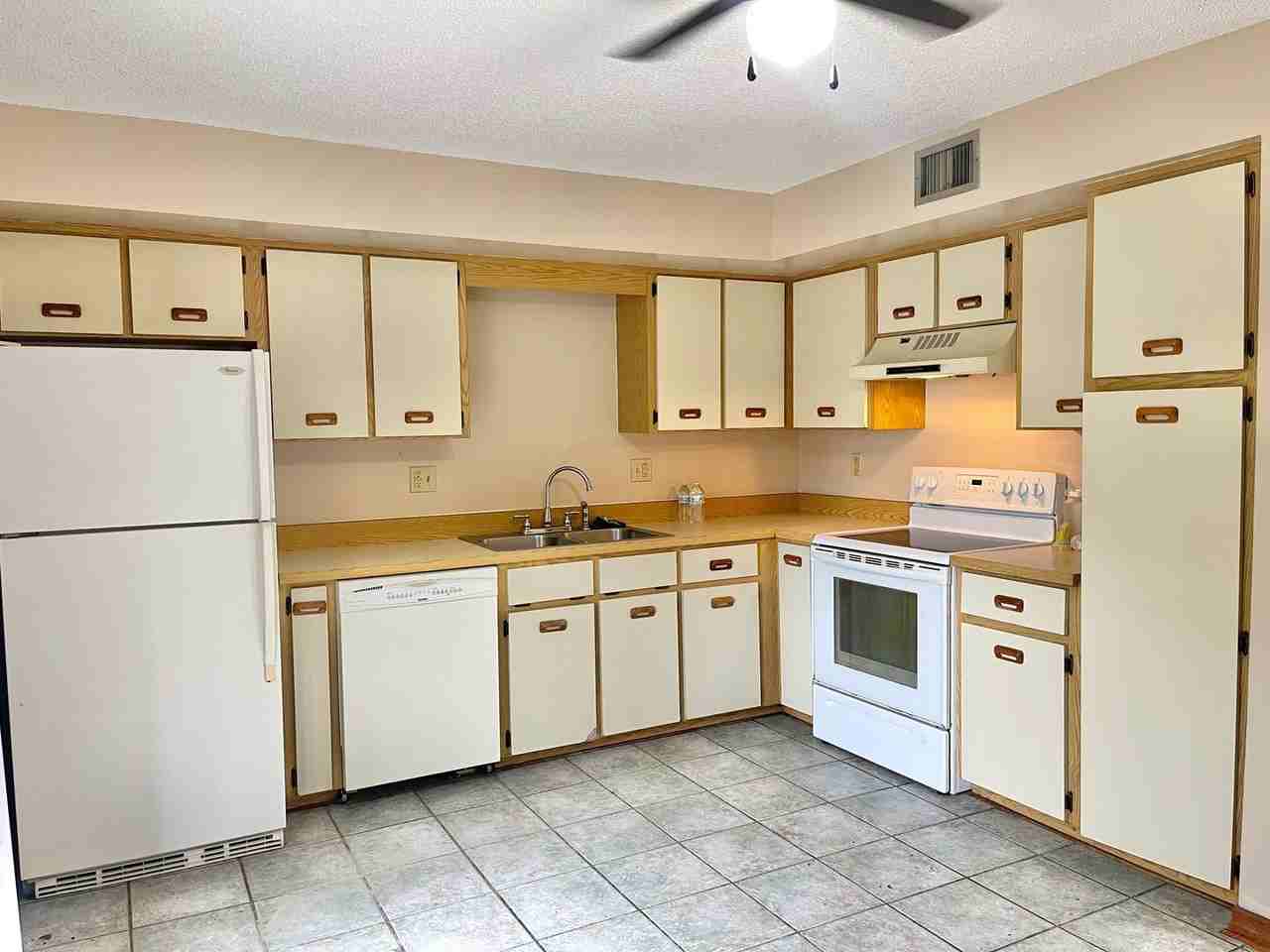 2085 Oak Meadow Cir - Photo 2 of 17