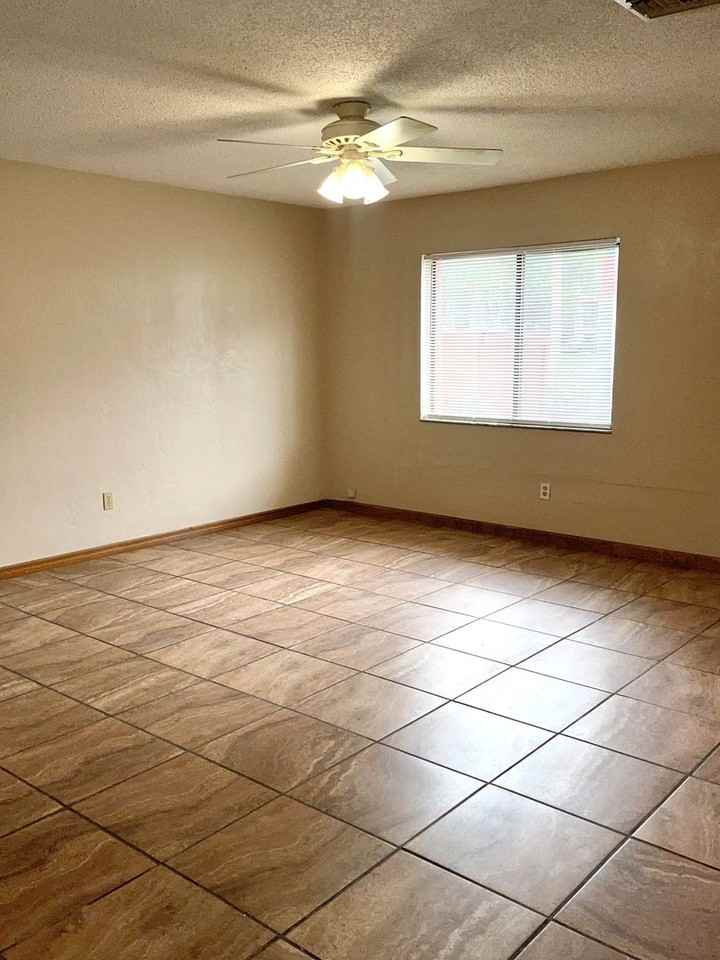 2085 Oak Meadow Cir - Photo 3 of 17