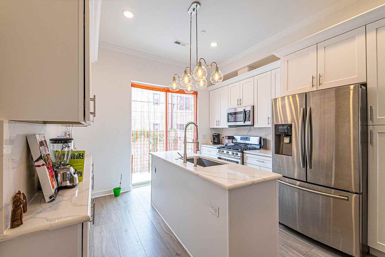 2137 Cross St - Photo 3 of 24