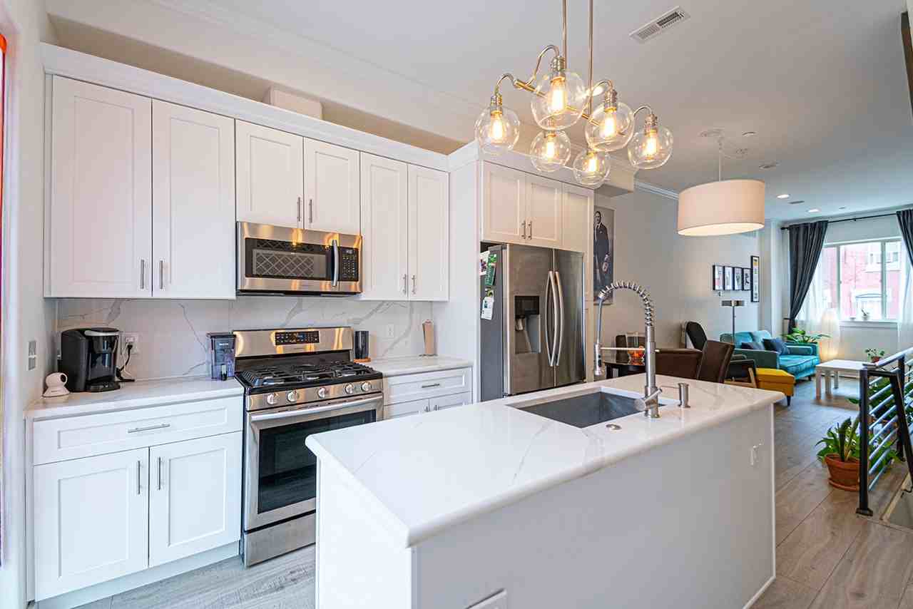 2137 Cross St - Photo 4 of 24