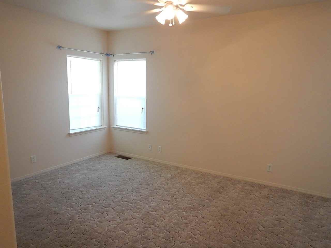 715 Ne Fieldstone Ct - Photo 4 of 22