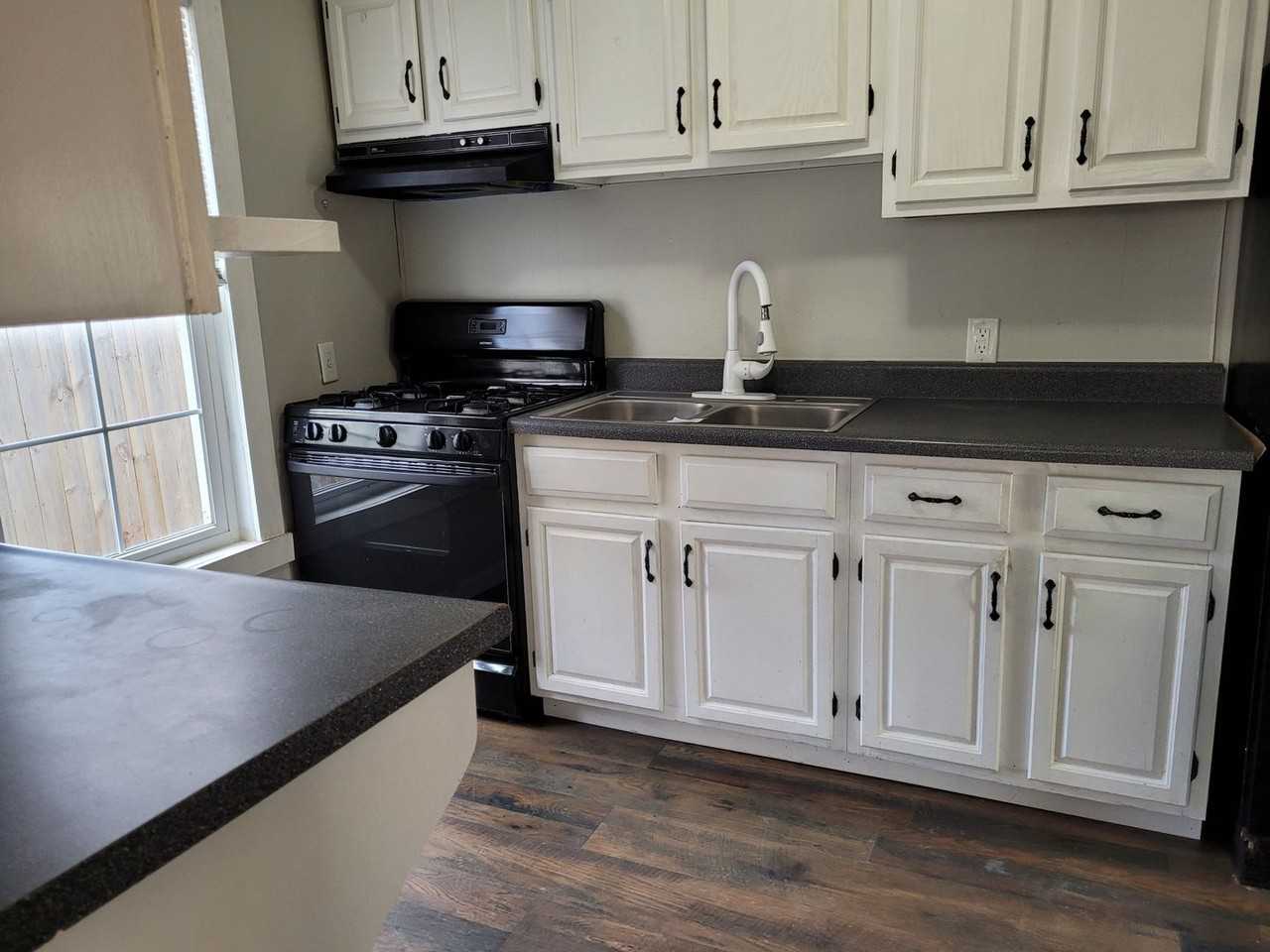 1304 25th St - Photo 2 of 15