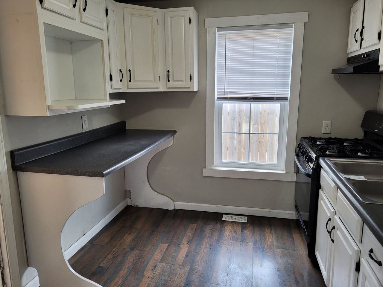 1304 25th St - Photo 3 of 15
