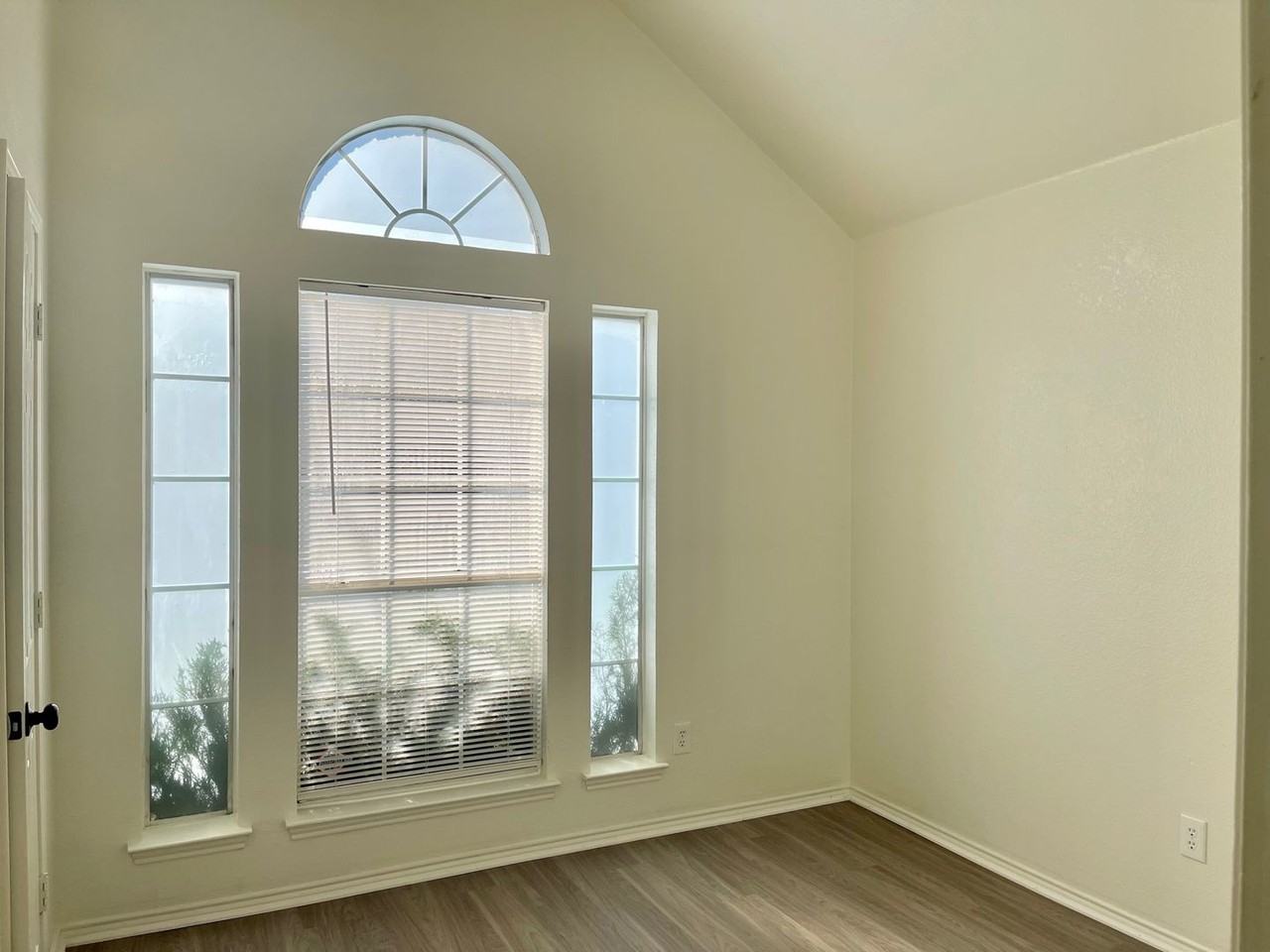 517 Meadowcrest Dr - Photo 6 of 13