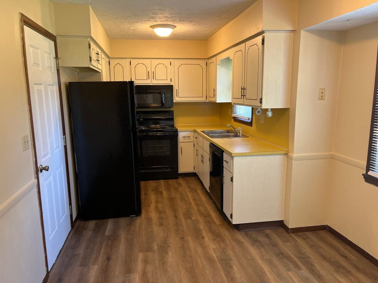 2935 S Roanoke Ave - Photo 4 of 18