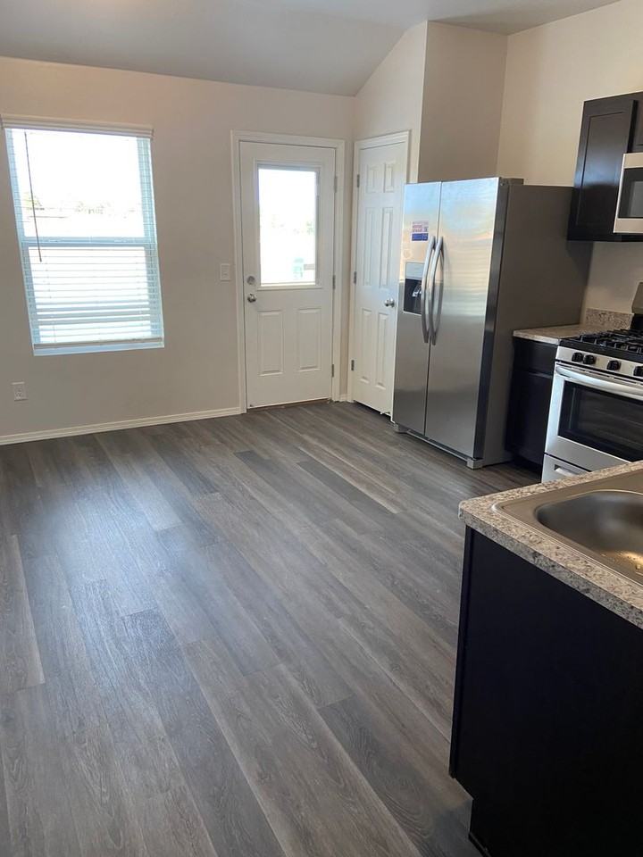 563 Se 3rd Pl - Photo 7 of 21