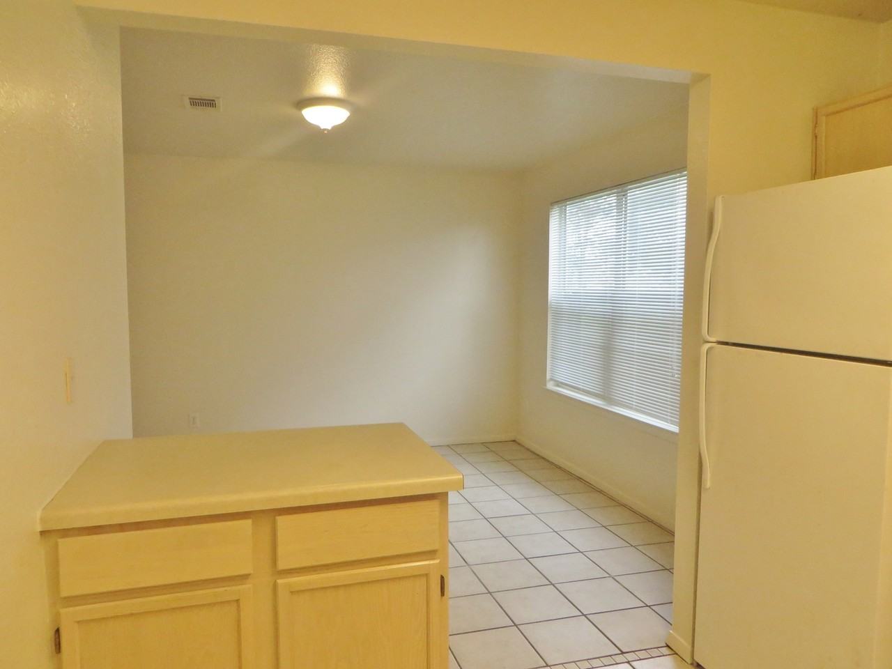 2216 Katy Ln Unit B - Photo 4 of 14