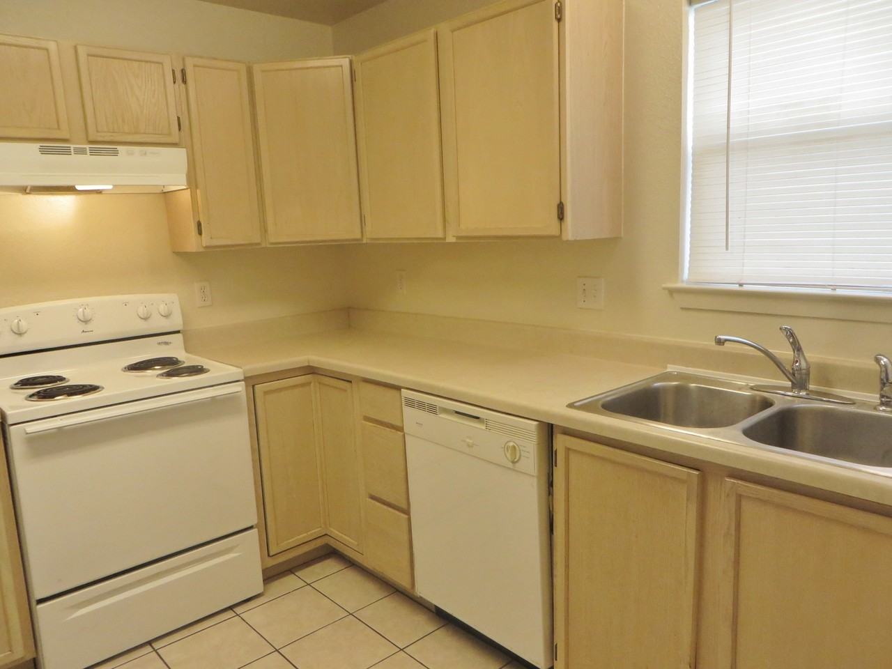 2216 Katy Ln Unit B - Photo 6 of 14