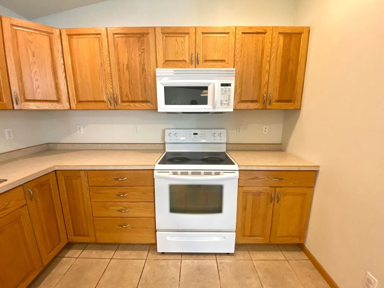 744 34th Ave W - Photo 6 of 31