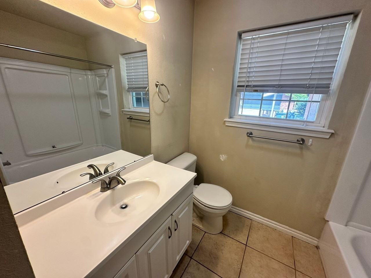 1613 Vine St - Photo 2 of 12