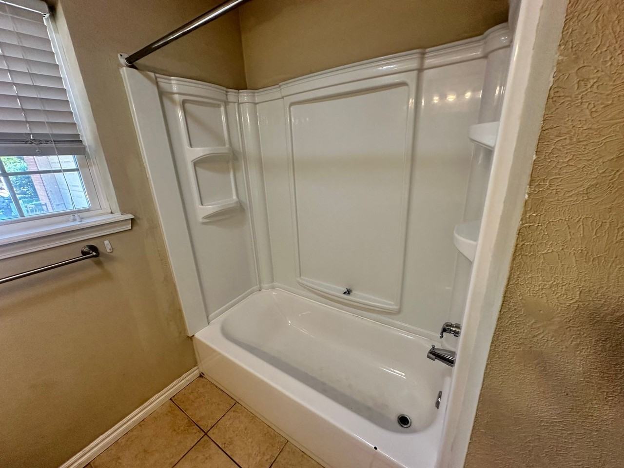 1613 Vine St - Photo 3 of 12