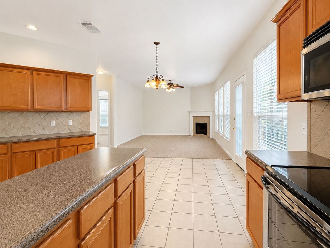 4970 Augusta Sq - Photo 7 of 22