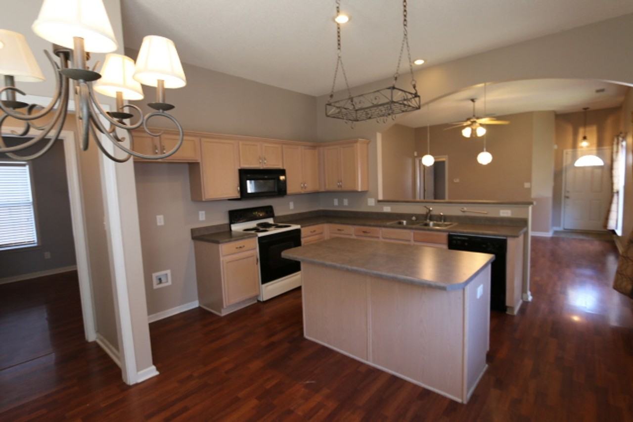 6955 Parkbrook Ln - Photo 5 of 17