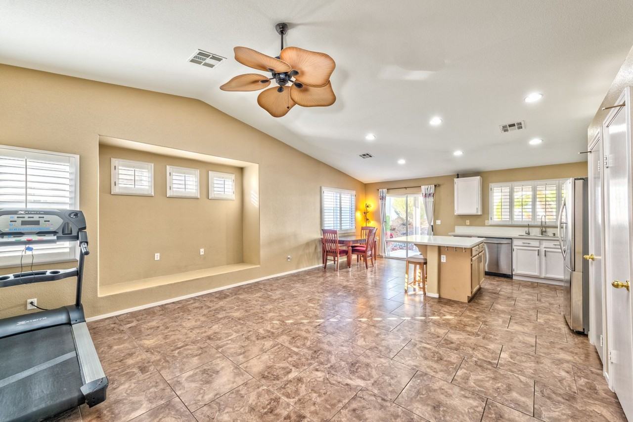 426 River Glider Ave - Photo 5 of 17