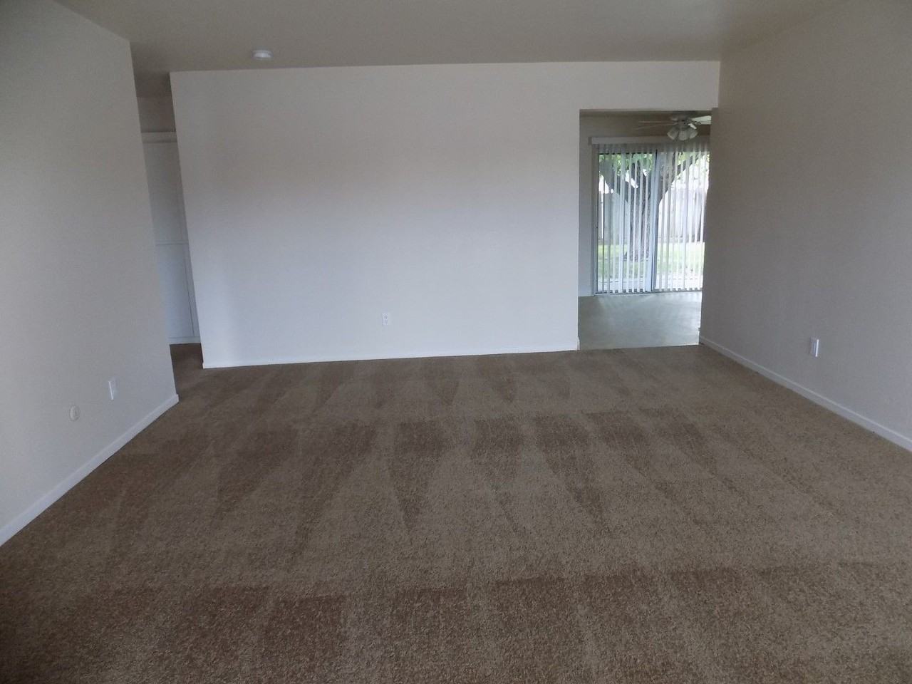 498 Hintz Ave - Photo 4 of 31