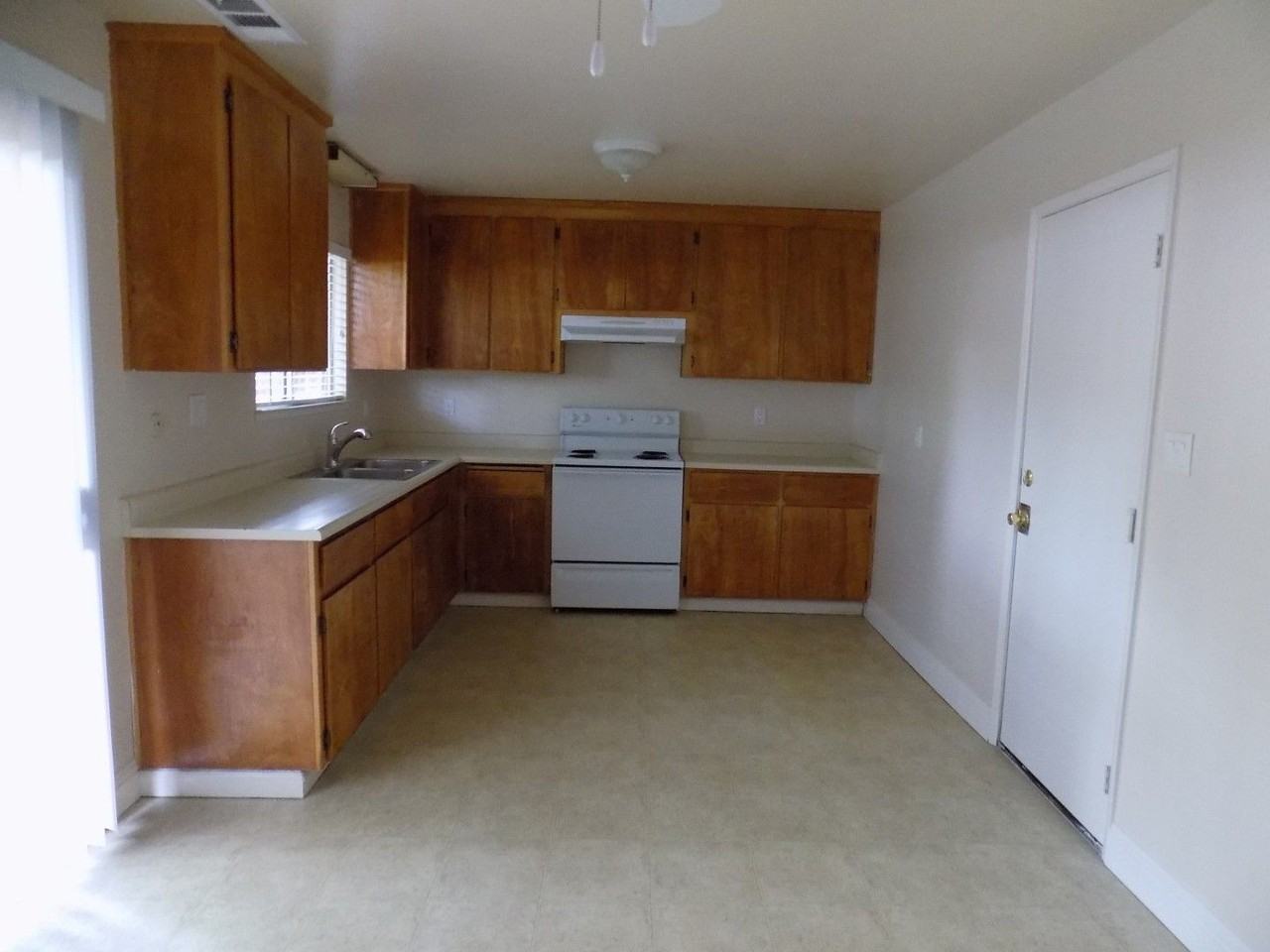 498 Hintz Ave - Photo 7 of 31