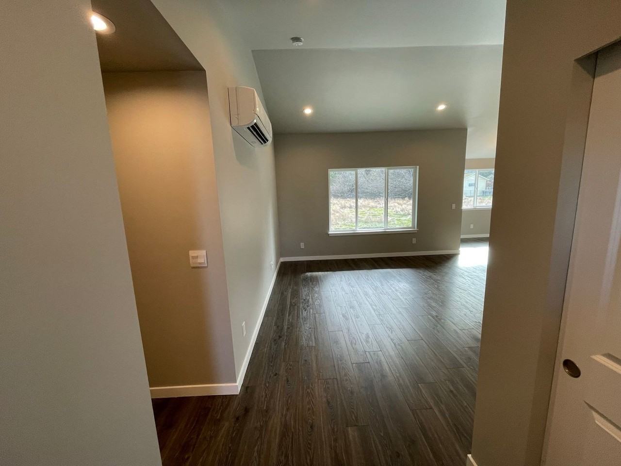 2707 Oakes Ave - Photo 4 of 25