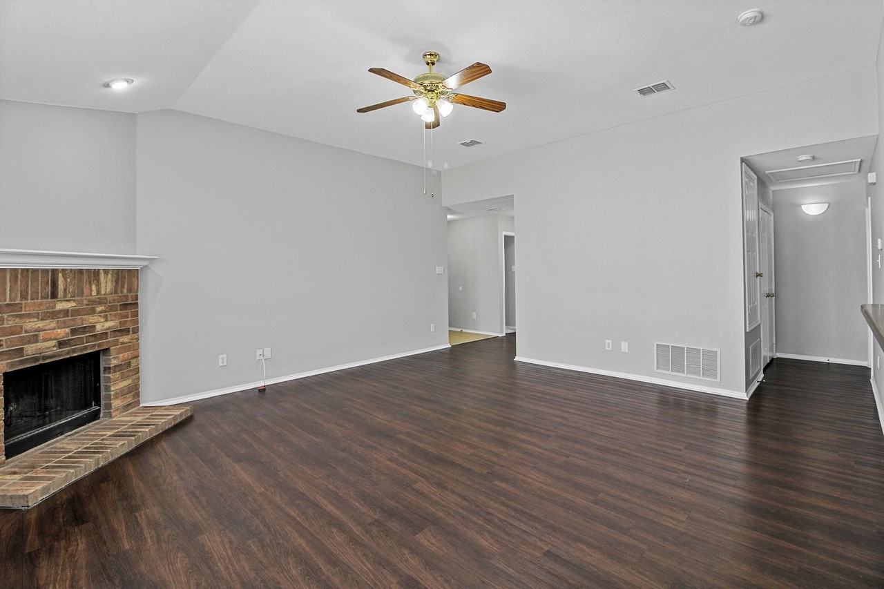 2817 Briargrove Ln - Photo 3 of 14