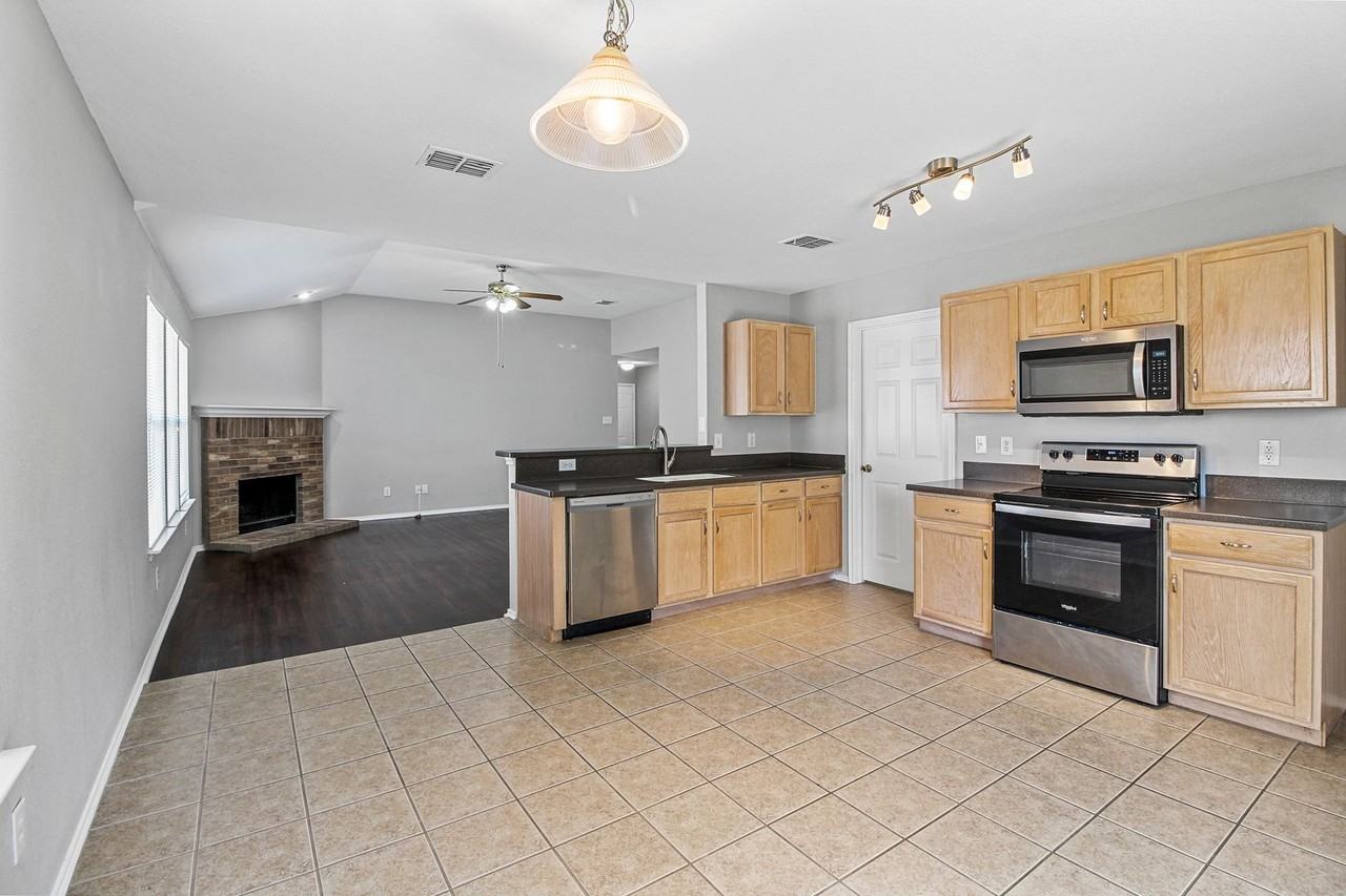 2817 Briargrove Ln - Photo 4 of 14