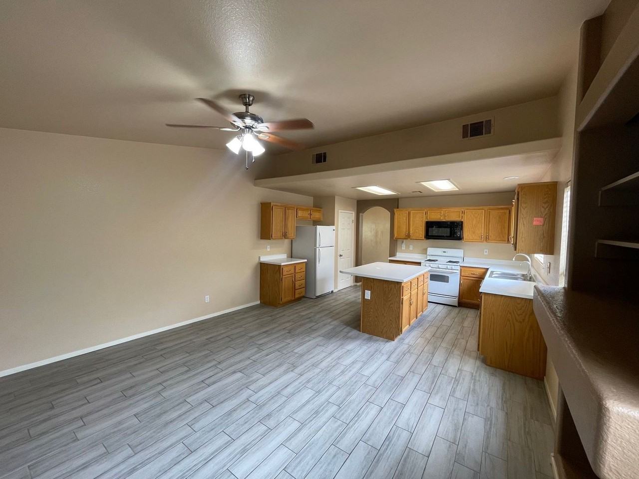 8220 Hollister Ave - Photo 4 of 29