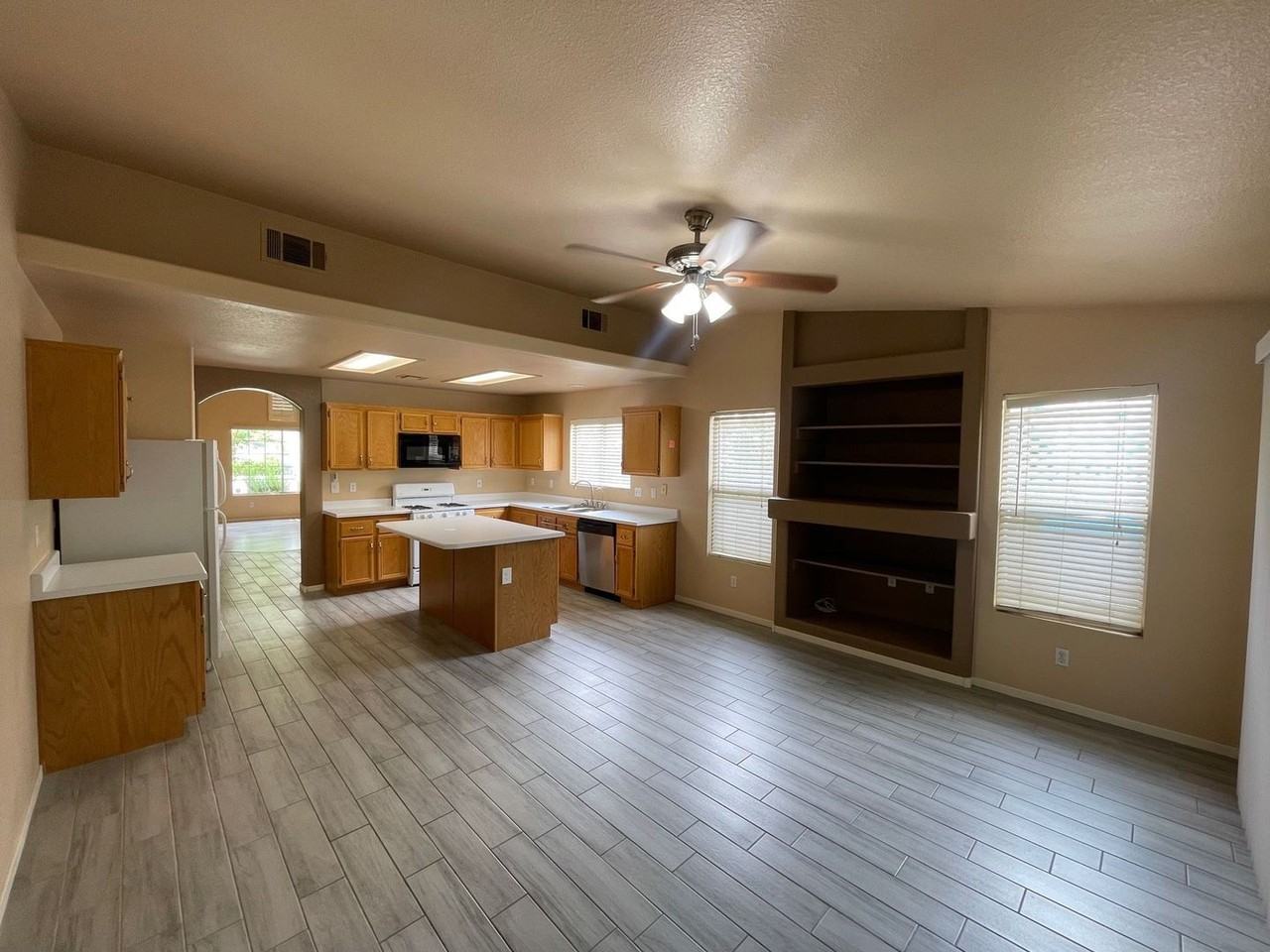 8220 Hollister Ave - Photo 5 of 29