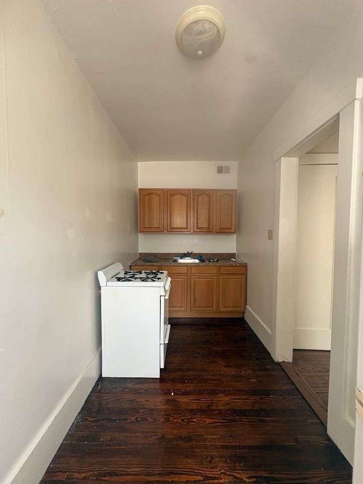 345 Alexander St. - Photo 4 of 8