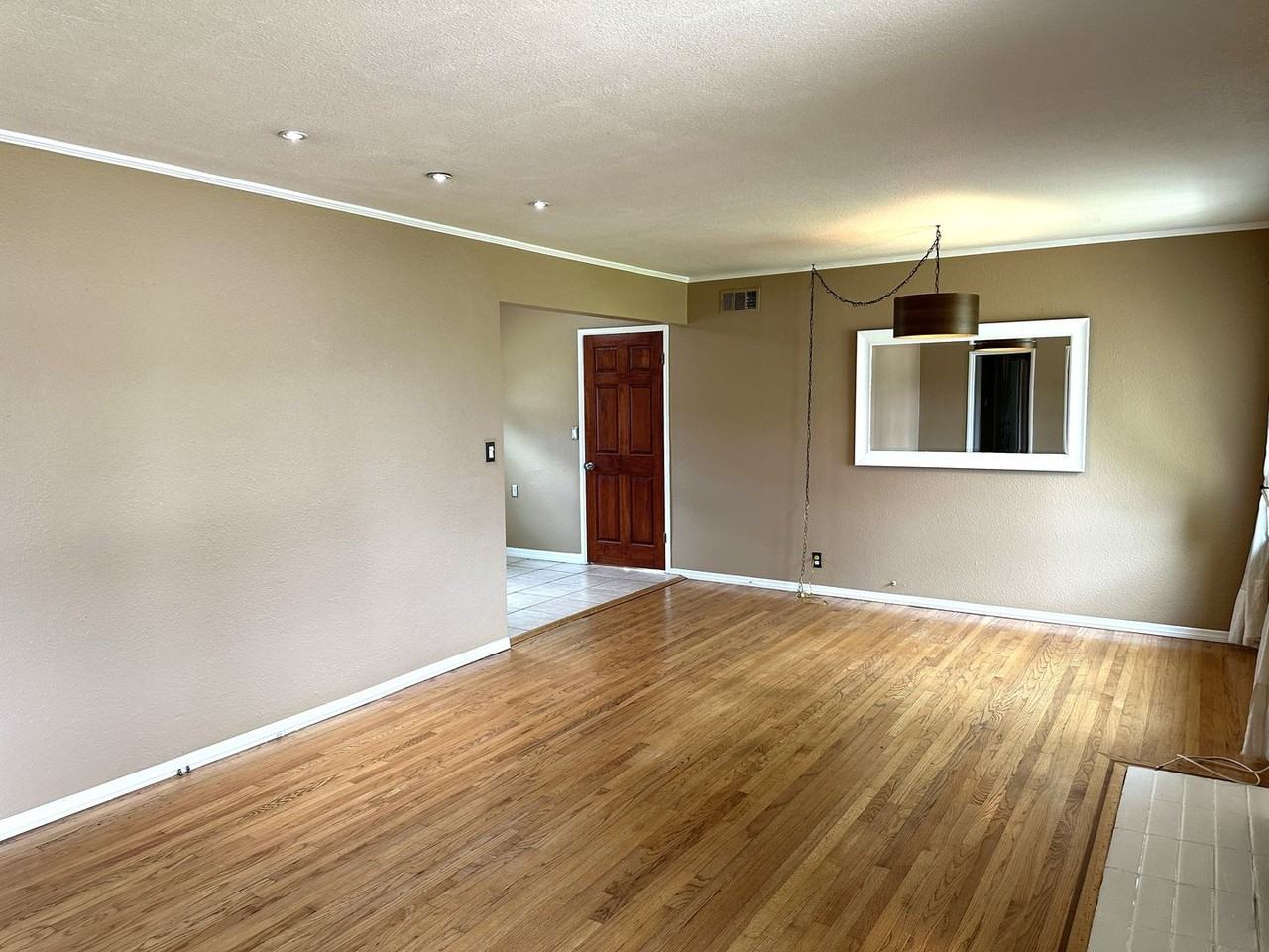 345 N Shattuck Pl - Photo 3 of 14