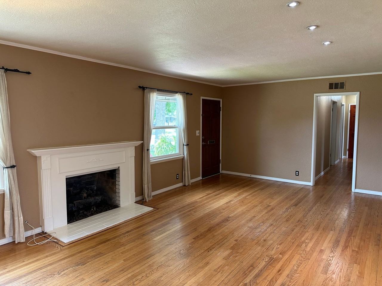 345 N Shattuck Pl - Photo 4 of 14