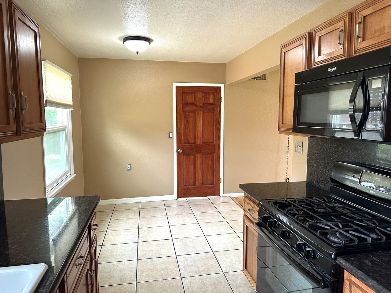 345 N Shattuck Pl - Photo 5 of 14