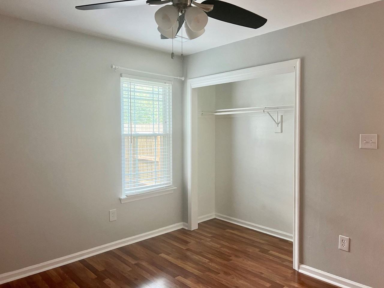 943 Chigwell Rd - Photo 3 of 36