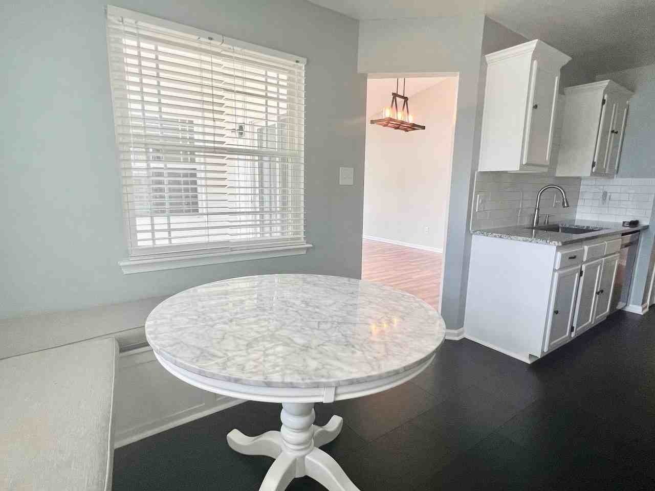 943 Chigwell Rd - Photo 6 of 36