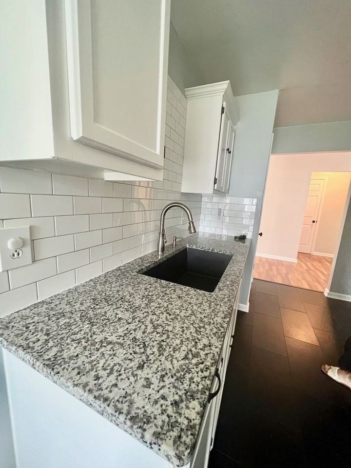 943 Chigwell Rd - Photo 7 of 36