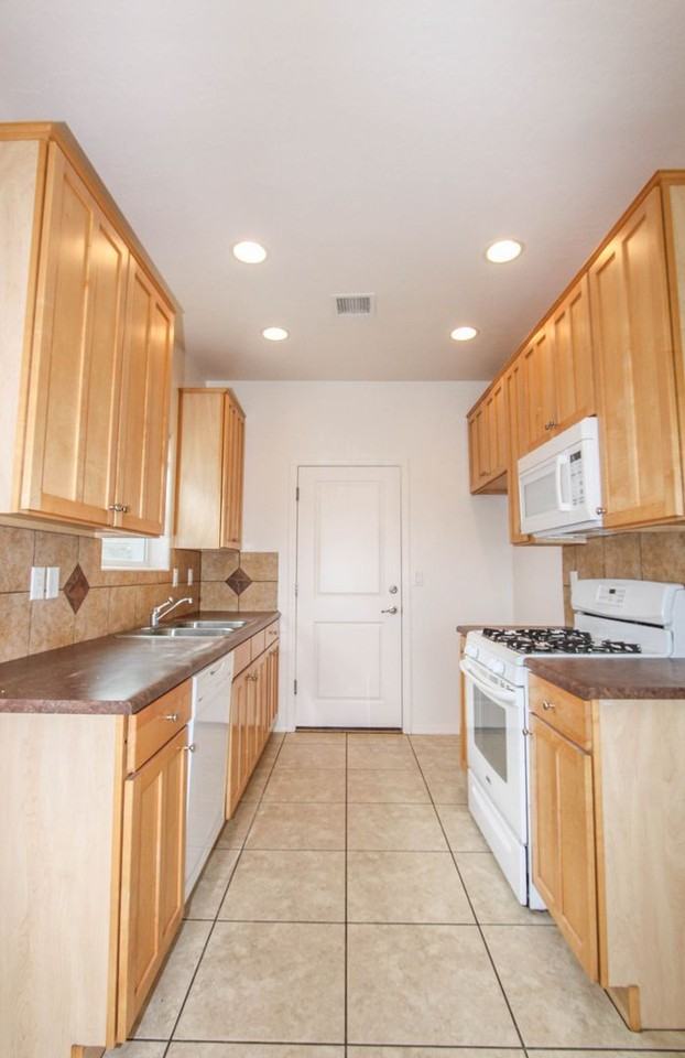 13011 E Cobb Ct - Photo 7 of 18