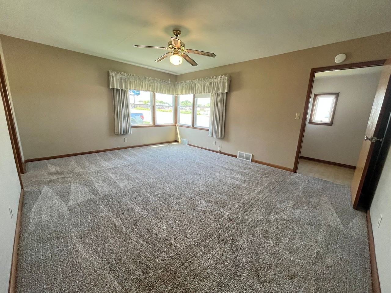 5009 E Linden Ln - Photo 2 of 35