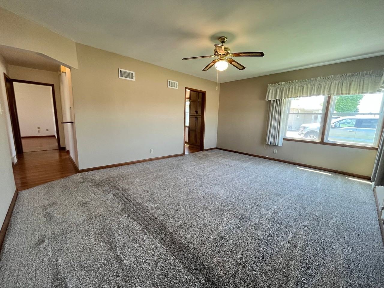 5009 E Linden Ln - Photo 3 of 35