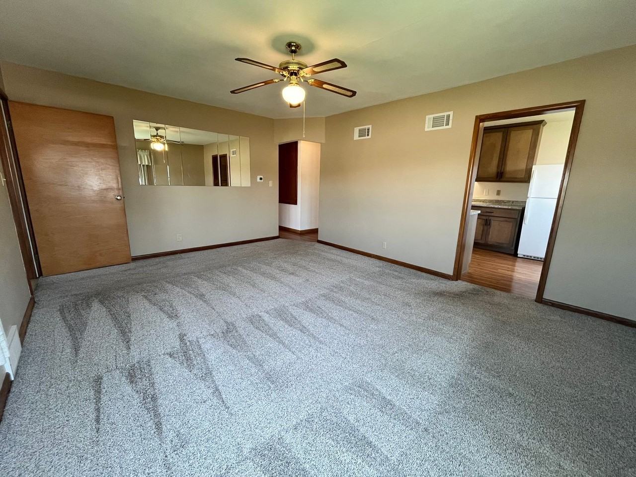 5009 E Linden Ln - Photo 4 of 35