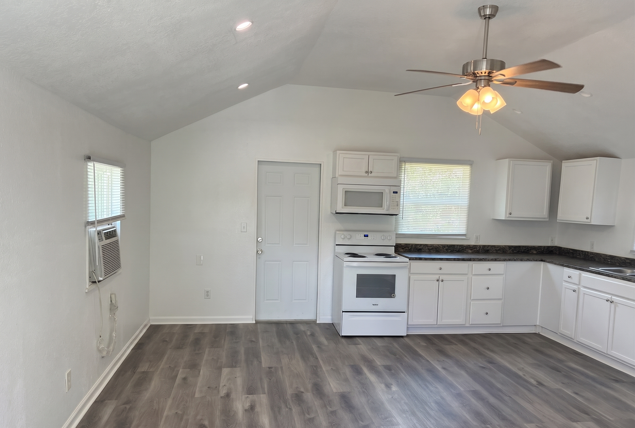 2702 S Brown Ave - Photo 2 of 7