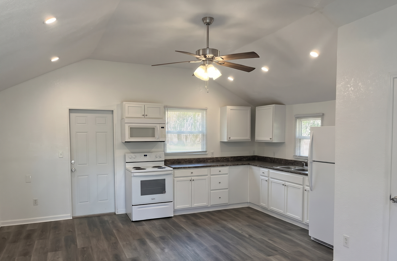 2702 S Brown Ave - Photo 3 of 7