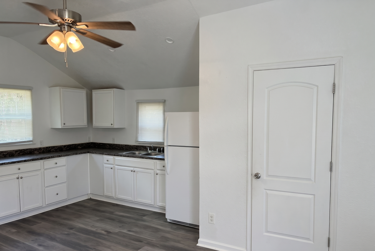 2702 S Brown Ave - Photo 4 of 7