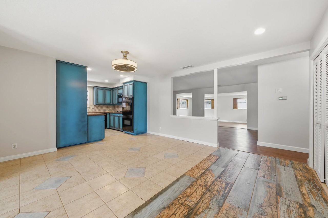 324 E Crystal View Ave - Photo 6 of 16