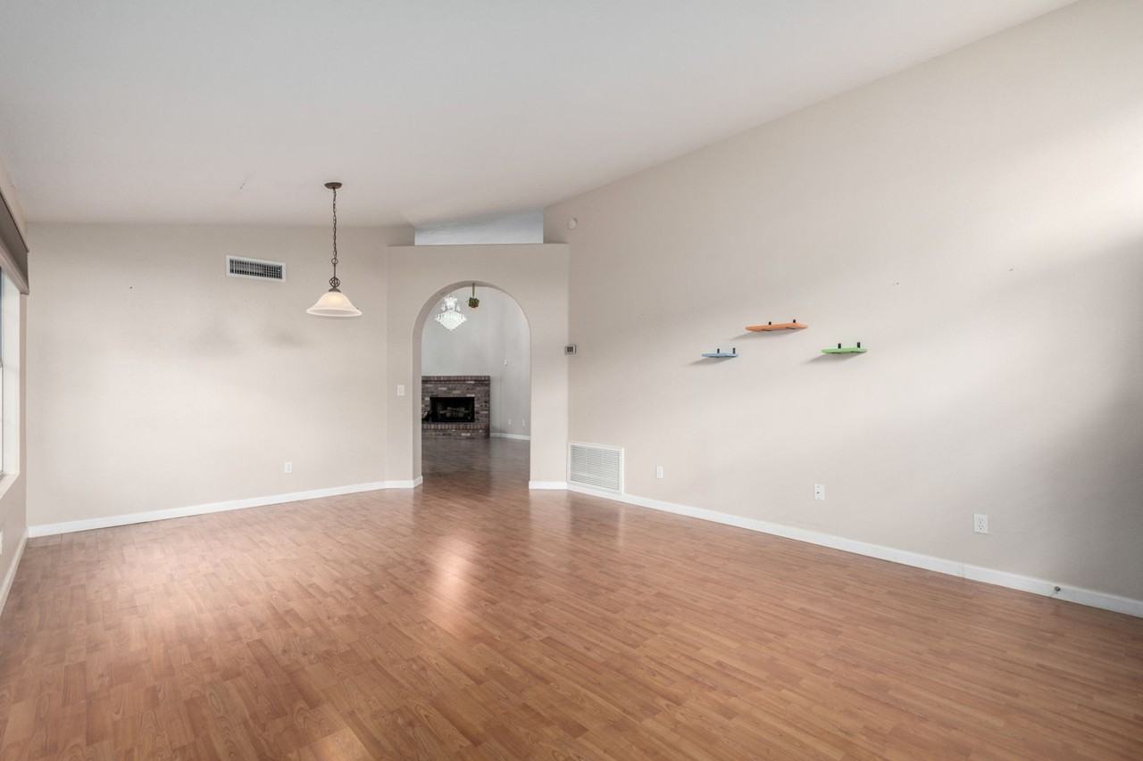 15428 S 23rd Pl - Photo 5 of 34