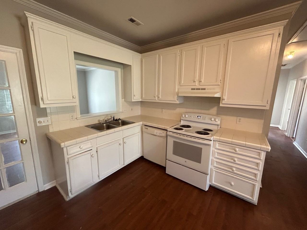 2428A Watson St - Photo 3 of 37