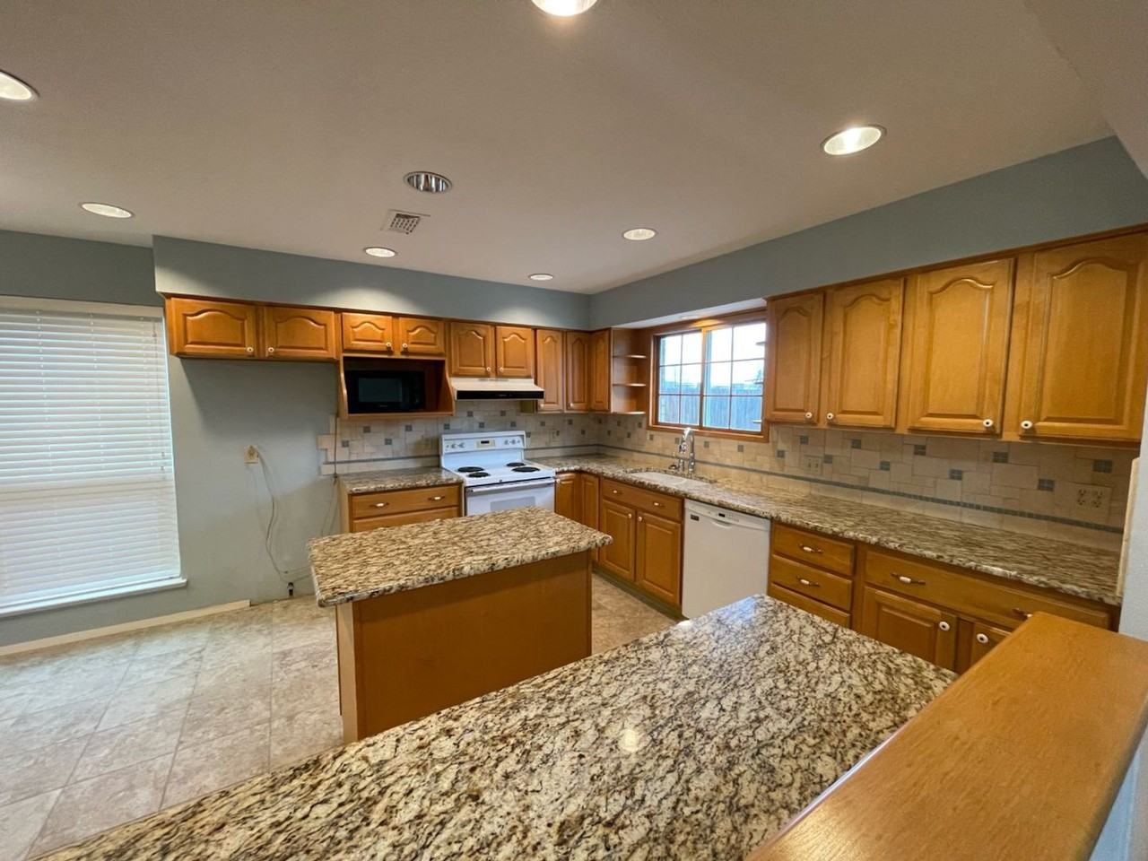 1905 Fox Hill Ct - Photo 3 of 13